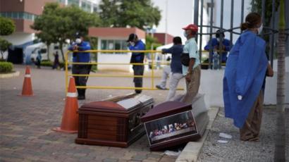 Guayaquil tiene más muertos que naciones enteras, dijo Correa tras apuntar que  la crisis es terrible y ha sido mal manejada. (Foto: BBC)