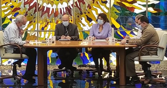 El tema de la reorganización del curso escolar fue abordado este miércoles en la Mesa Redonda. (Foto: Twitter @PresidenciaCuba)