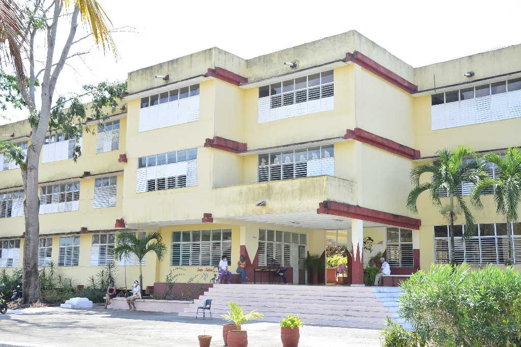 En el centro de aislamiento que funciona en la escuela Alberto Delgado, el colectivo se entrega sin miramientos ante el nuevo coronavirus. (Foto: Vicente Brito/ Escambray)