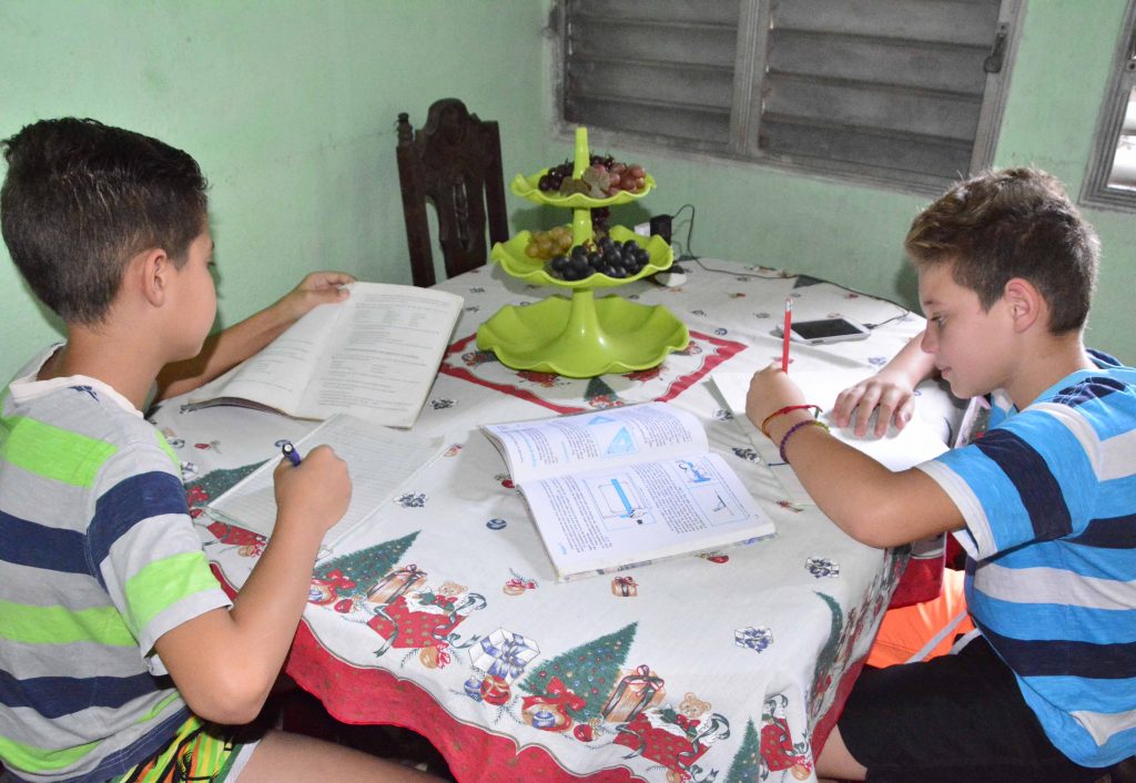 Las teleclases ayudan a ponerse al día en varias asignaturas. (Foto: Vicente Brito / Escambray)