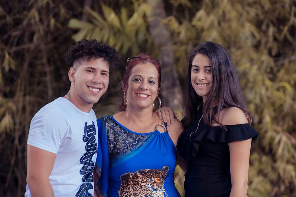 La doctora Marleni Machado juntos a sus hijos José Carlos y Stephany. (Fotos: Cortesía de la entrevistada)