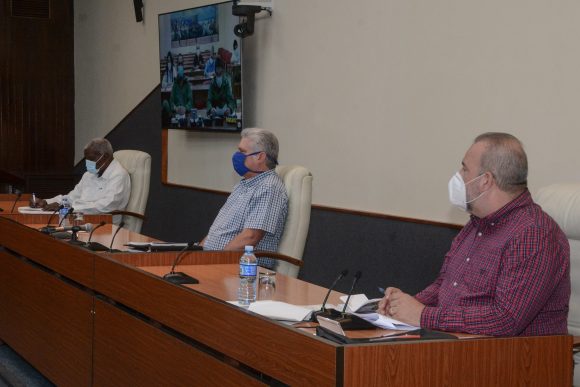 Díaz-Canel encabezó la reunión con el grupo temporal de trabajo para el enfrentamiento al nuevo coronavirus. (Foto: Estudios Revolución)