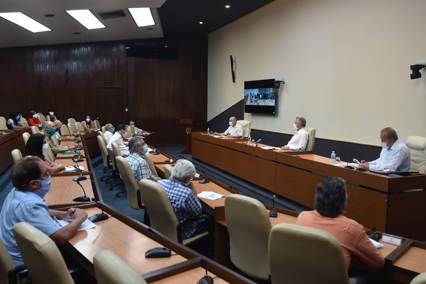 Díaz-Canel sostuvo que la ciencia cubana no se detiene. Foto: Estudios Revolución.