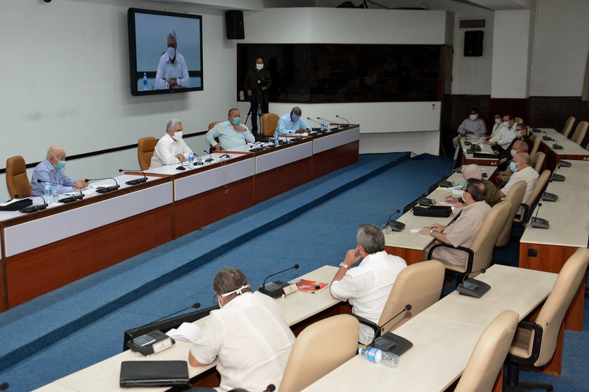 Díaz-Canel encabezó la reunión extraordinaria del Consejo de Ministros, que estuvo conducida por Manuel Marrero Cruz. (Foto: Estudios Revolución)