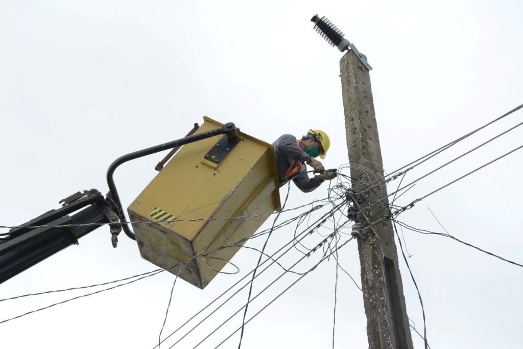 Los eventos meteorológicos provocaron afectaciones eléctricas en tres municipios de la provincia. (Foto: Vicente Brito / Escambray)