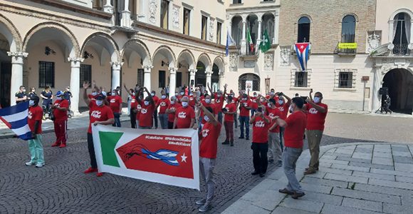 Este sábado en la Plaza del Duomo los colaboradores cubanos recibieron el reconocimiento  de las autoridades de la región. (Foto: Cremaoggi)