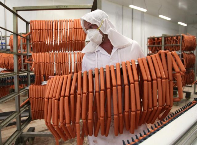 Producciones como el perro caliente se comercializa en la red de tiendas en divisa para la población. (Foto: Oscar Alfonso) 