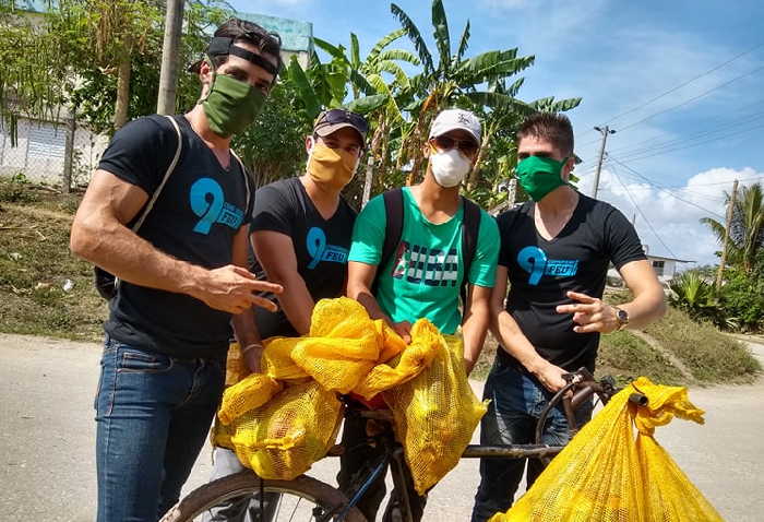 Leandro, a la izquierda, junto a otros jóvenes que pagaron con sus recursos el modulo para los casos más críticos.