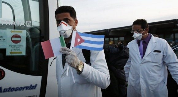 Cuba tiene desplegados en 24 países dos mil 300 profesionales de la salud, que luchan contra la pandemia. (Foto: Cubadebate)