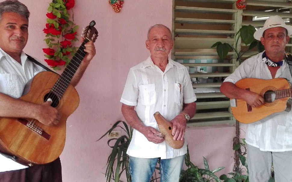 Nicomedes García (izquierda), Julio Toledo (centro) y Roberto Concepción (derecha) musicalizan las décimas dedicadas al contexto actual. (Foto: Lisandra Gómez)