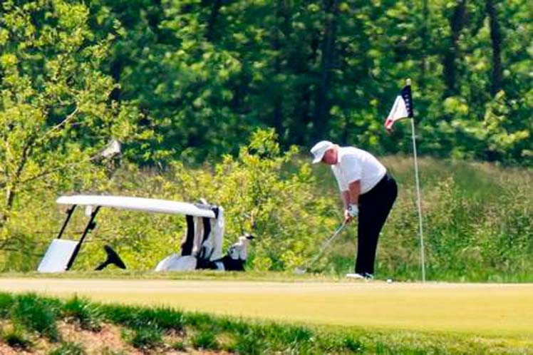 Trump jugaba golf este sábado en su club de Virginia. (Foto: PL)