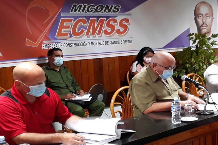 Gerardo (a la izquierda) participó junto a Carlos Rafael  Miranda, coordinador nacional de los CDR, en una visita de trabajo a Sancti Spíritus. (Foto: PL)