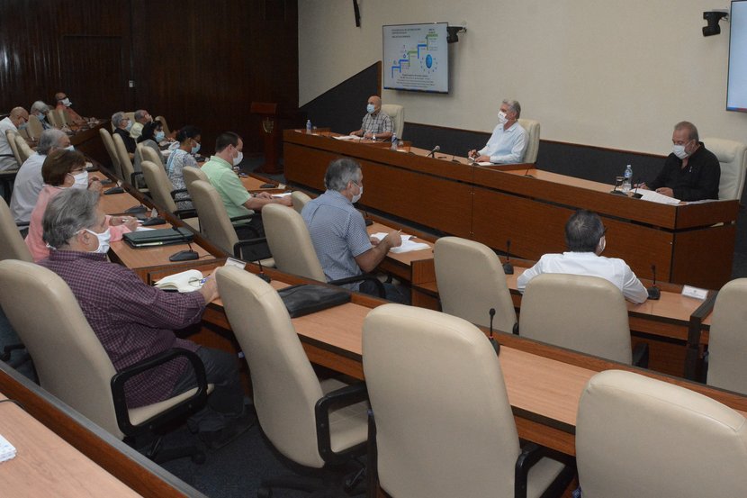 El presidente cubano sostuvo un nuevo intercambio con los científicos y expertos que participan  en el enfrentamiento a la epidemia. (Foto: Estudios Revolución)