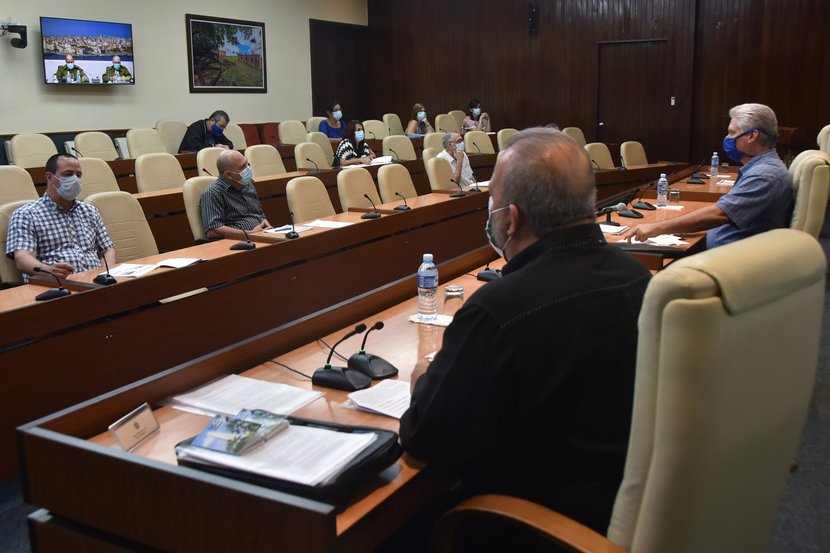 En el encuentro que este martes encabezaron Díaz-Canel y Manuel Marrero se reconoció el arpote de los Servicios Médicos de las FAR. (Foto: Estudios Revolución)