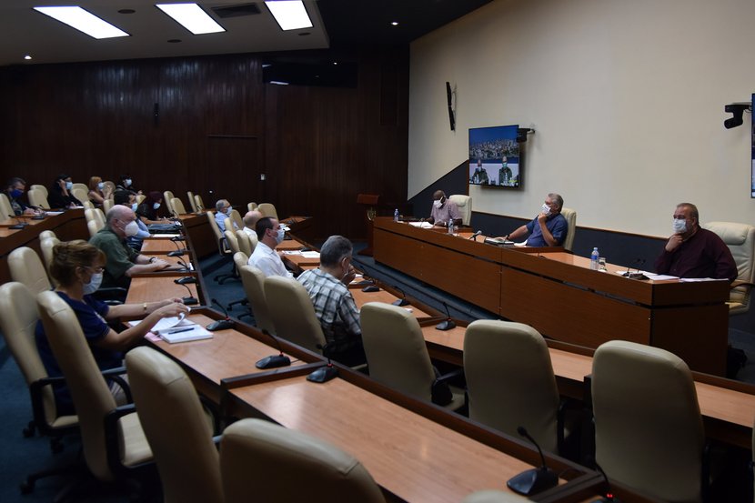 "Vamos disminuyendo, a lo que es casi  imposible, las afectaciones en pacientes críticos y graves”, aseguró Díaz-Canel. (Foto: Estudios Revolución)