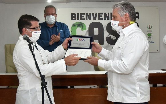 El jefe de la brigada médica entregó a Díaz-Canel el reconocimiento que al concluir la misión les fuera conferido por las autoridades italianas. (Foto: Estudios Revolución)