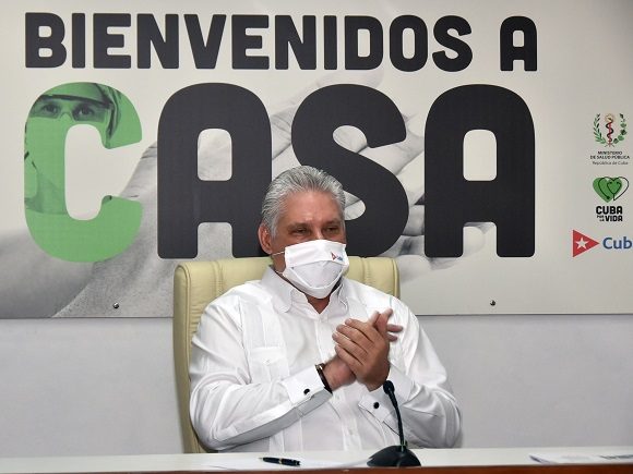 El mayor aporte de ustedes es que salvaron vidas y, al hacerlo, han elevado el prestigio de la medicina  cubana, aseguró Díaz-Canel. (Foto: Estudios Revolución)