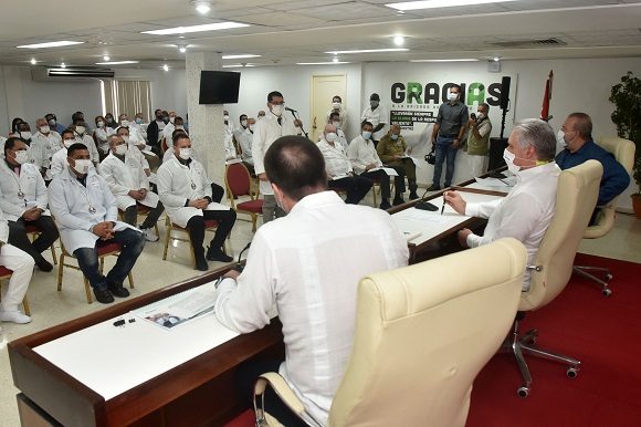 José Ángel Portal presentó de forma individual a los integrantes de la brigada. (Foto: Estudios Revolución)