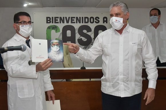 Díaz-Canel les hizo llegar una postal personalizada con su firma y una bata sanitaria, que luce la Marca País. (Foto: Estudios Revolución)