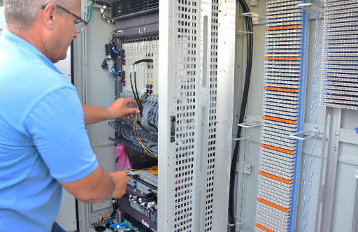 El montaje de nuevos Gabinetes en distintos barrios de la ciudad de Sancti Spíritus permitió incrementar la cobertura telefónica. (Foto: Escambray)