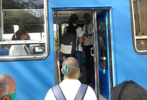 En esta fase se mantiene el apoyo del transporte a la salud. (Foto: Reidel Gallo/ Escambray)