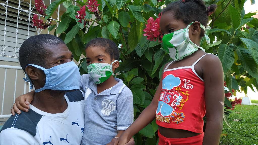 Ante la mirada de los hijos, los padres hacen mayores sus hazañas. (Foto: Joan Pérez / Escambray)