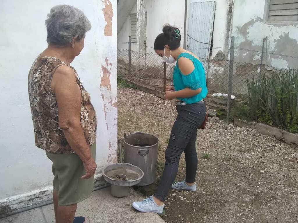 Los estudiantes intercambian con los pobladores sobre la necesidad de realizar el autofocal familiar. (Foto: Lisandra Sicilia)