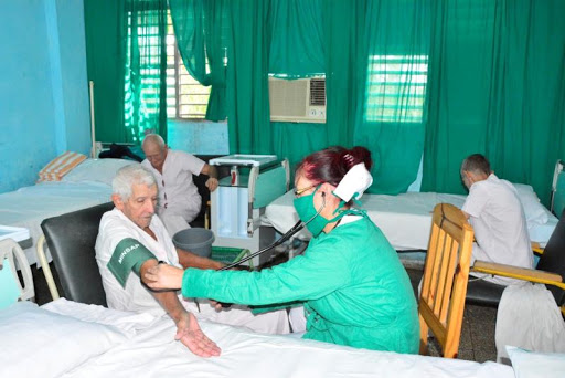 El acompañamiento físico por un psicólogo a los pacientes en todos los centros de aislamiento, figura entre las principales acciones desarrolladas. (Foto: Escambray)