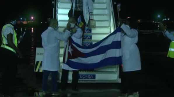 El grupo fue  recibido en el aeropuerto internacional José Martí por representantes del Ministerio de Salud y otras autoridades. (Foto: Captada de la TV)