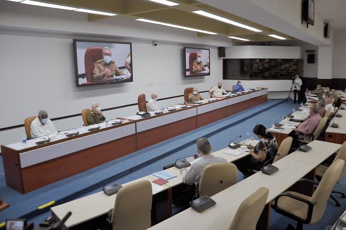 Presidido por su Primer Secretario, Raúl Castro sesionó este martes el Buró Político del Comité Central del PCC. (Foto: Estudios Revolución)