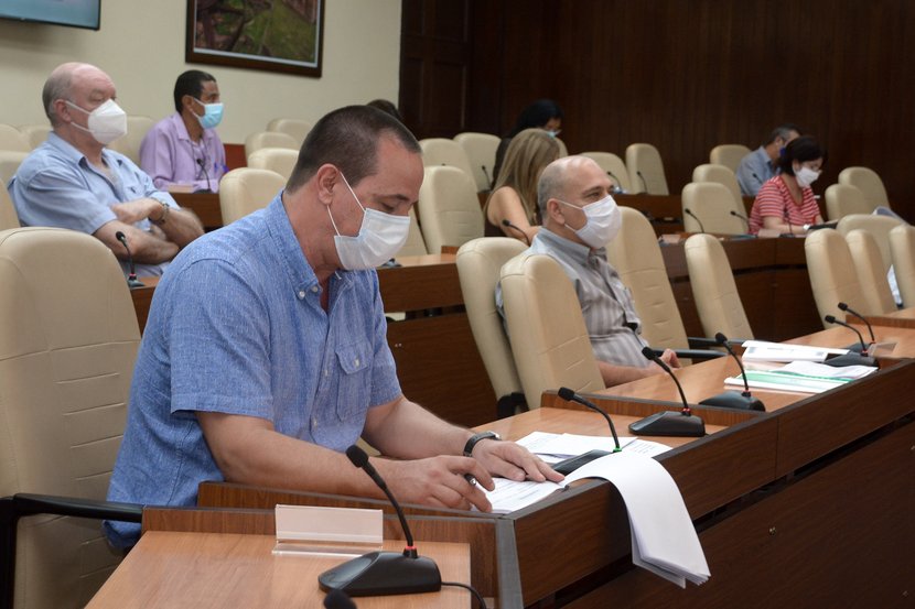 El ministro de Salud Pública, José Angel Portal, confirmó que se retoma la tendencia a conferir más altas médicas que ingresos. (Foto: Estudios Revolución)