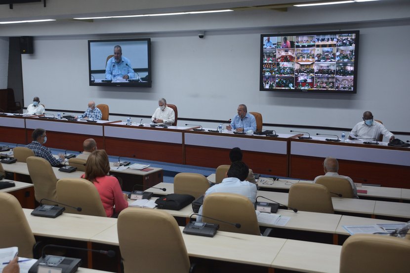 El presidente cubano encabezó una videoconferencia con gobernadores e intendentes a la que concurrieron cuadros y dirigentes a todos los niveles. (Foto: Estudios Revolución)