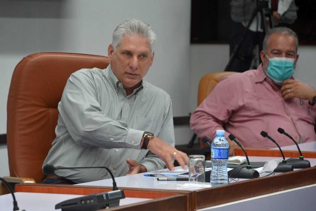 Díaz-Canel y Manuel Marrero encabezaron el encuentro con los científicos y expertos que contribuyen en el Programa de soberanía  alimentaria. (Foto: Estudios Revolución)