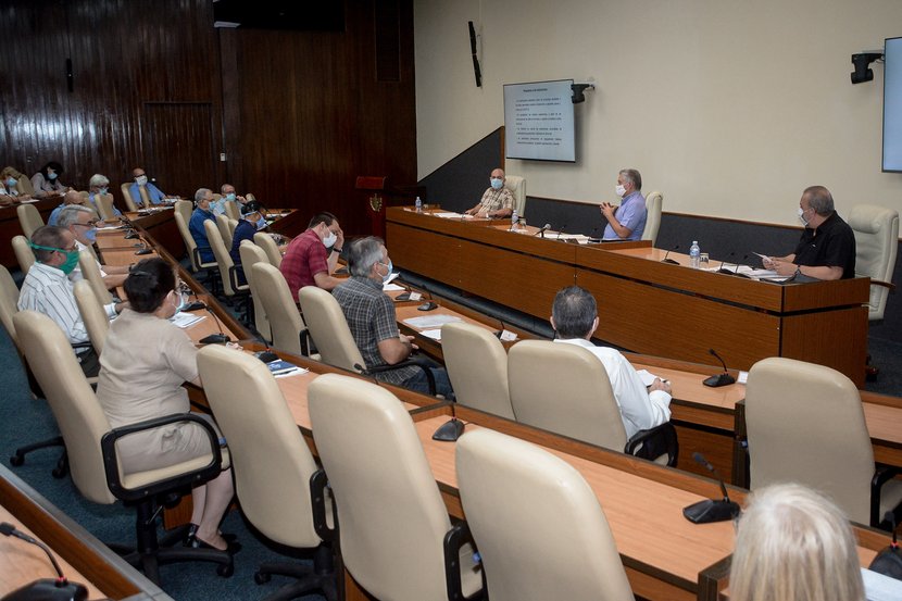 Díaz-Canel alertó que ahora que  estamos en fase de recuperación hay que mantener la disciplina y el  control. (Foto: Estudios Revolución)