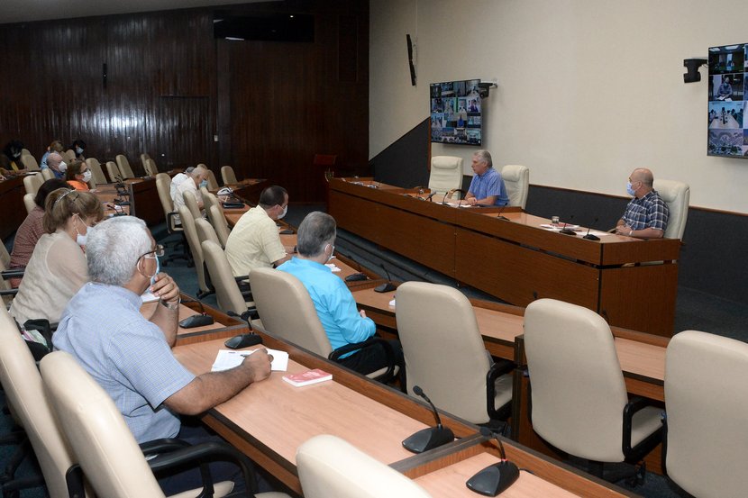 Tenemos que lograr entre todos un enfrentamiento más efectivo contra los coleros y los revendedores, subrayó Díaz-Canel. (Foto: Estudios Revolución)