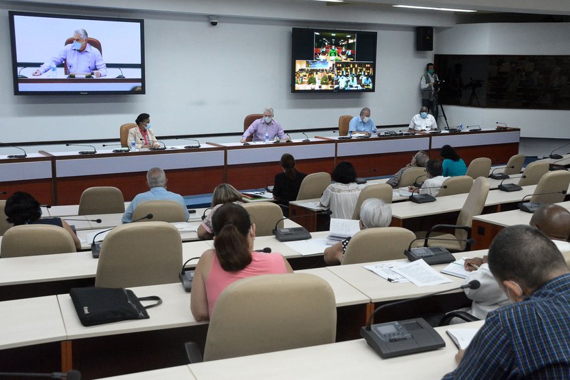 Díaz-Canel destacó la participación que deben tener nuestras universidades en el funcionamiento de las entidades del país. (Foto: Estudios Revolución)