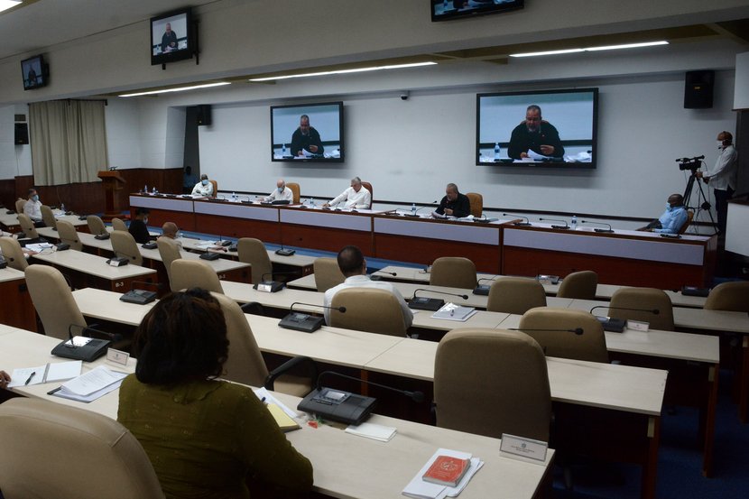 Díaz-Canel insistió en las necesarias transformaciones que deben producirse en los vínculos entre la empresa estatal y las fuerzas productivas. (Foto: Estudios Revolución)