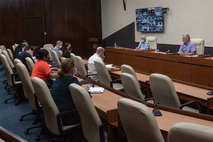 El presidente cubano resaltó la participación voluntaria de los jóvenes en el trabajo en  centros de aislamiento y hospitales. (Foto: www.presidencia.gob.cu)