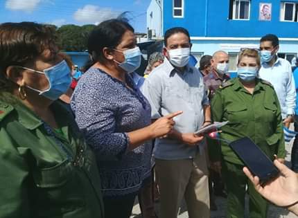 Junto a las autoridades de la provincia, Mercedes López Acea recorrió las instalaciones e intercambió con los trabajadores. (Foto: José L. Camellón / Escambray)