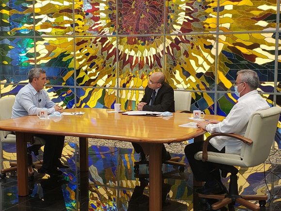 Los ministros de Comunicaciones e Industrias intervinieron este miércoles en el programa televisivo Mesa Redonda. (Foto: PresidenciaCuba)