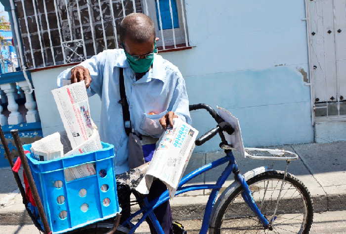 Los carteros de la provincia han incrementado la distribución a domicilio de pagos de la Seguridad Social. (Foto: Vicente Brito / Escambray)