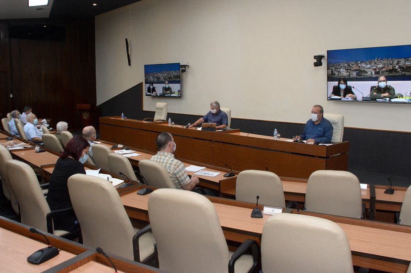 Si el transporte está limitado, hay que escalonar los horarios de llegada a los centros laborales, aseguró Díaz-Canel. (Foto: Estudios Revolución),