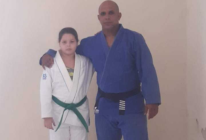 Amelia Sánchez sintió retribuidas las horas dedicadas al kárate junto a su entrenador Yusbel Enríquez.