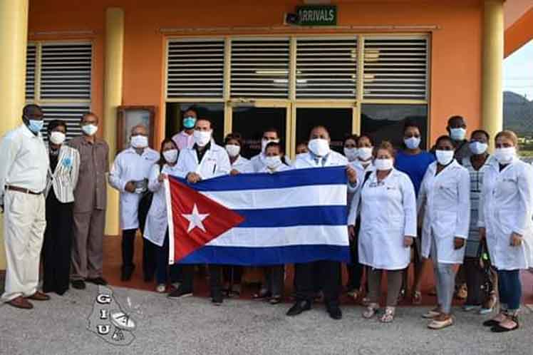 Los 13 especialistas cubanos de la Brigada Henry Reeve fueron recibidos en el aeropuerto John A. Osborne. (Foto: PL)