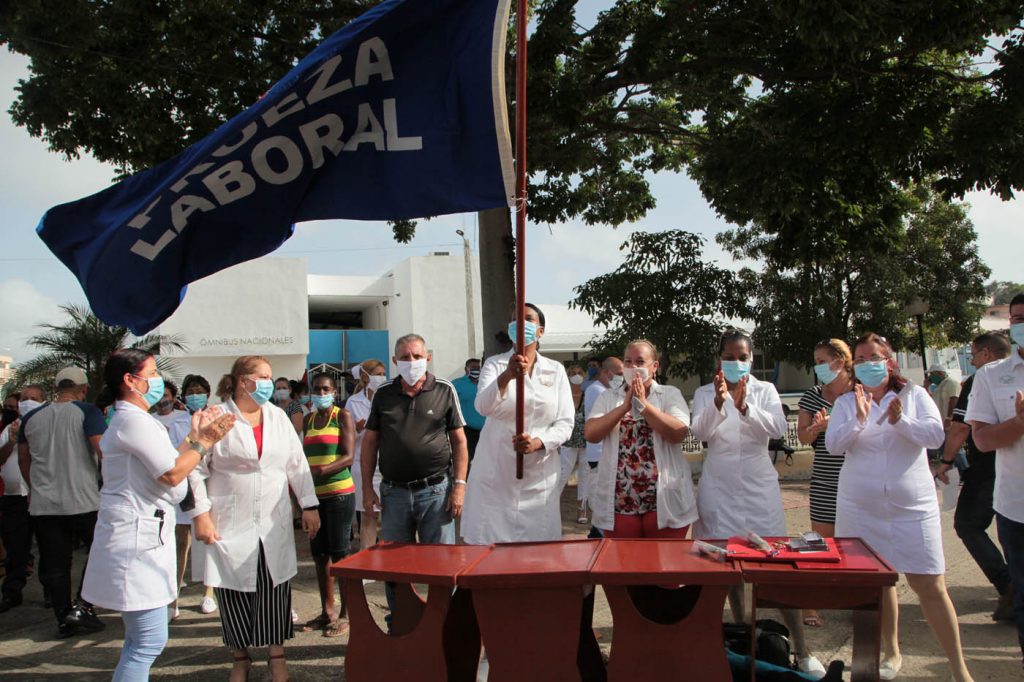 El Hospital de Rehabilitación Faustino Pérez recibió este jueves la Bandera de Proeza Laboral. (Foto: Oscar Alfonso)