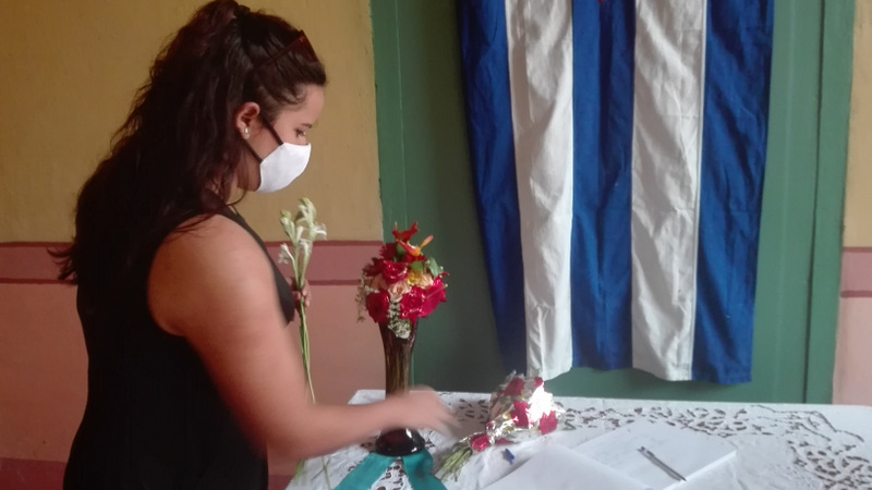 Amaya Rodríguez, estudiante de quinto año de Medicina, llevó flores a quien considera un Maestro.