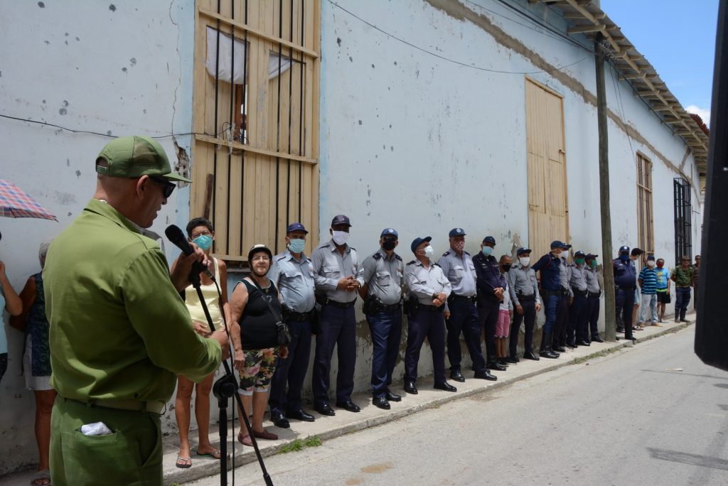 Las fuerzas policiales compartieron con los vecinos el momento de la devolución de la prenda robada.