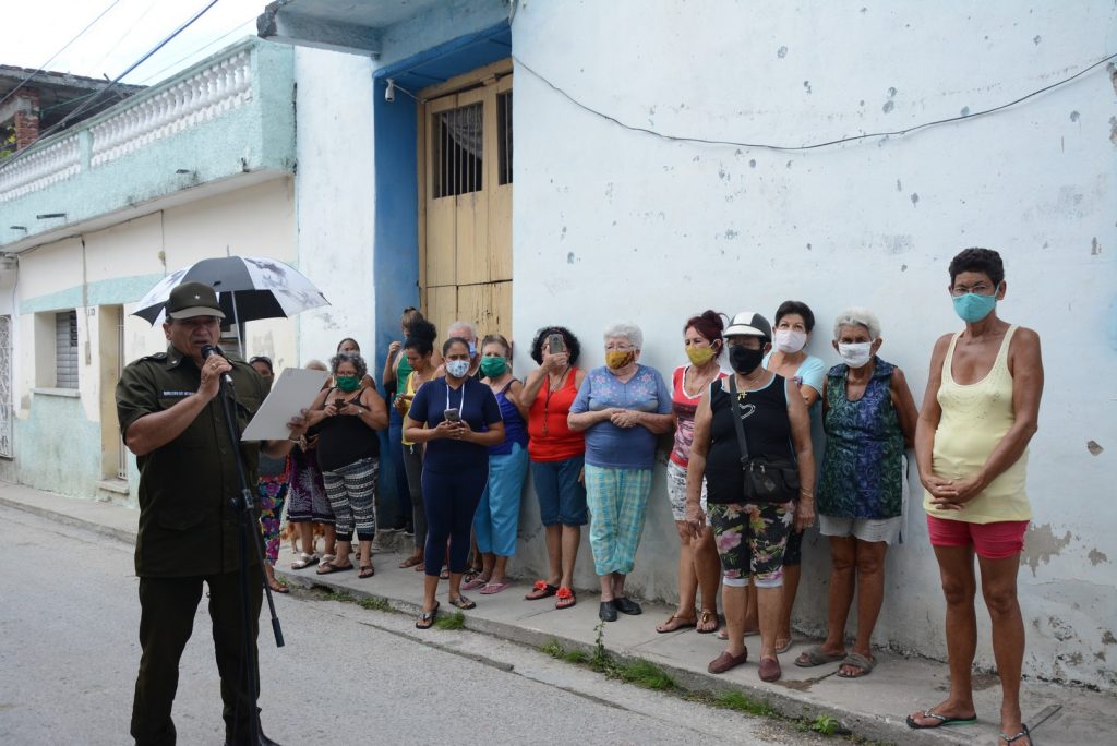 Las autoridades policiales compartieron con los vecinos los elementos que permitieron el rápido esclarecimiento de los hechos.