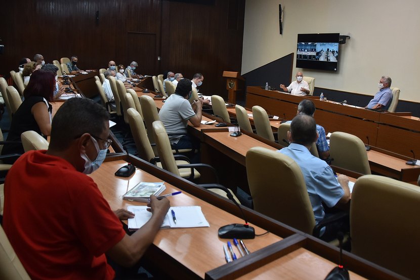 En el encuentro, Díaz-Canel se refirió a las soluciones creativas de nuestros científicos que expresan una gran sabiduría. (Foto: Estudios Revolución)