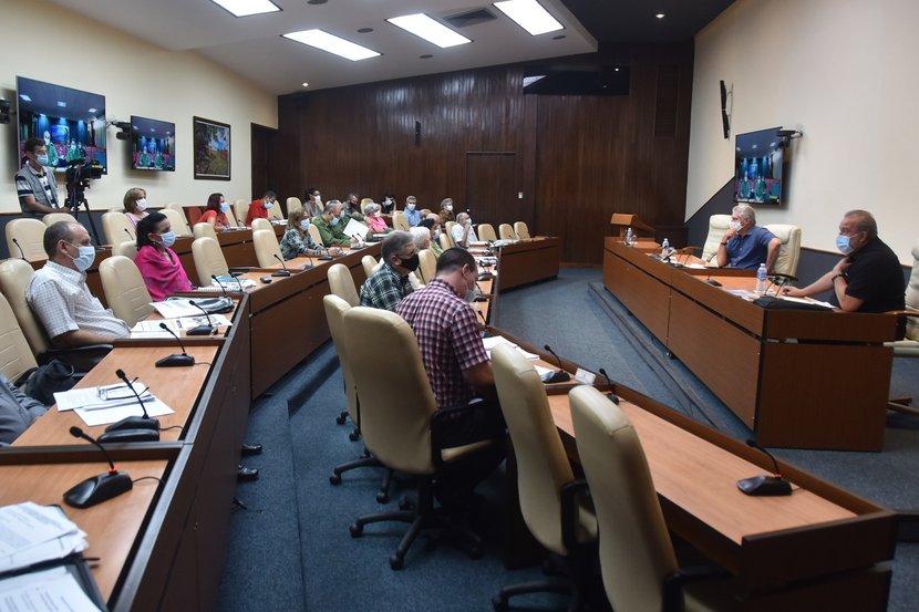 La vivienda, la agricultura y el servicio eléctrico concentran las principales afectaciones, de acuerdo con lo trascendido en reunión encabezada por el presidente cubano. (Foto: Estudios Revolución)